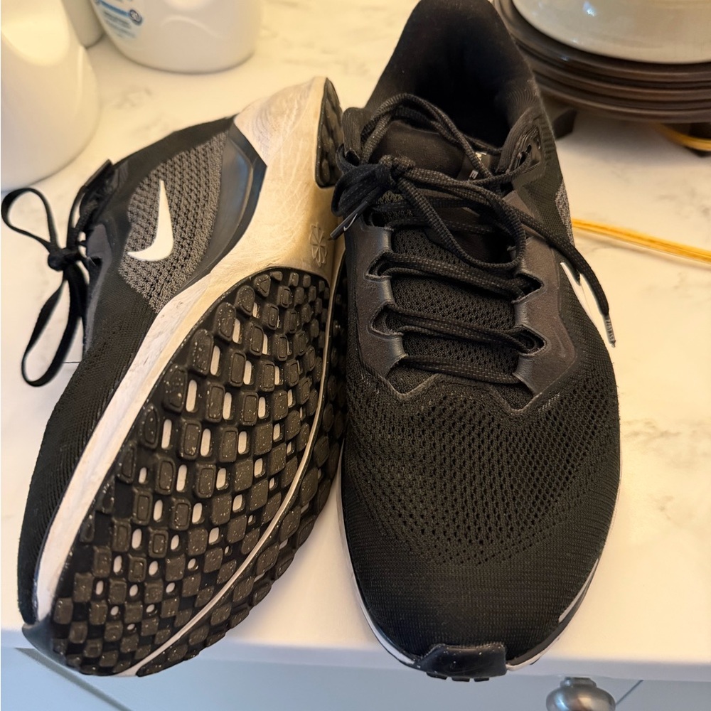 Nike Men’s Black Running Sneakers